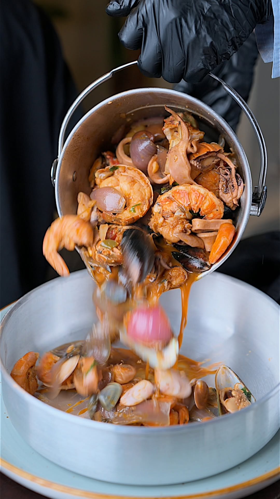 Chef preparando mariscos